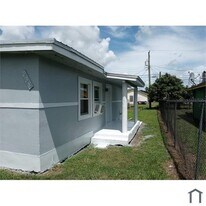 238 NW 11th Ave in South Bay, FL - Building Photo