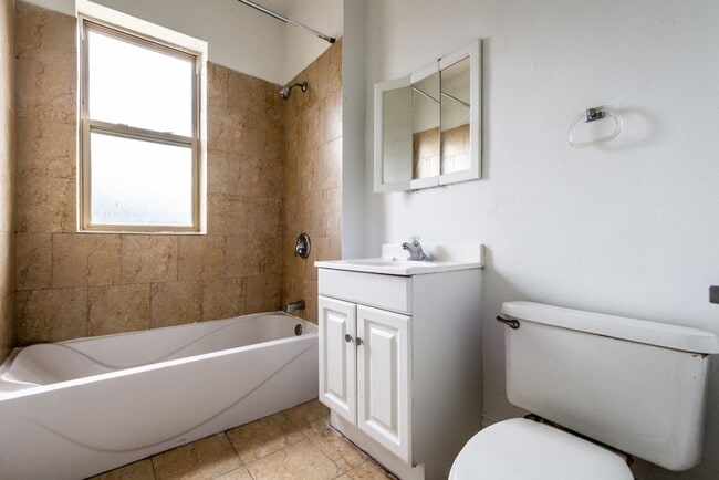 7151-53 S Indiana Ave 200-02 E 72nd St Chicago, IL 60619 in Chicago, IL - Foto de edificio - Building Photo