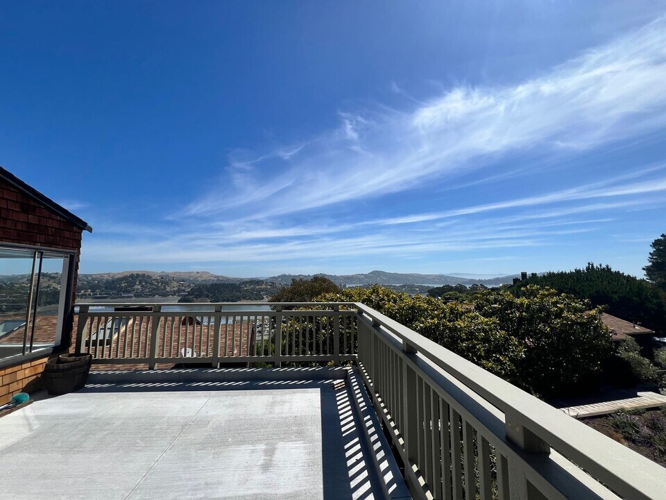 240 Headlands Ct in Sausalito, CA - Building Photo
