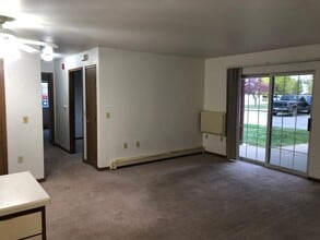 2409 Charlotte Ct in Antigo, WI - Foto de edificio - Building Photo