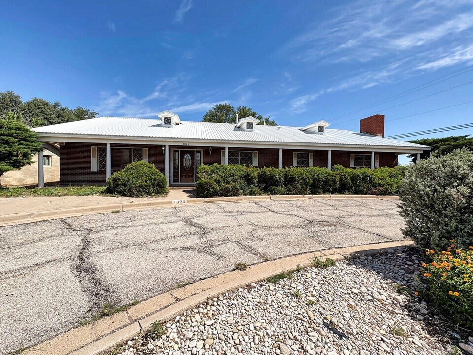 1026 E Highland Dr in Hobbs, NM - Building Photo