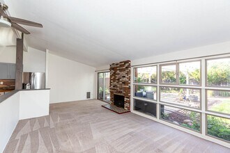 4654 Glacier Ave in San Diego, CA - Foto de edificio - Building Photo