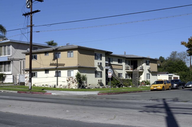 5607 Corteen Pl in Valley Village, CA - Foto de edificio - Building Photo
