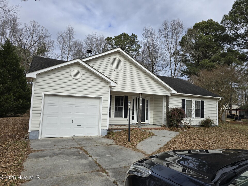 114 Live Oak Dr in Jacksonville, NC - Building Photo