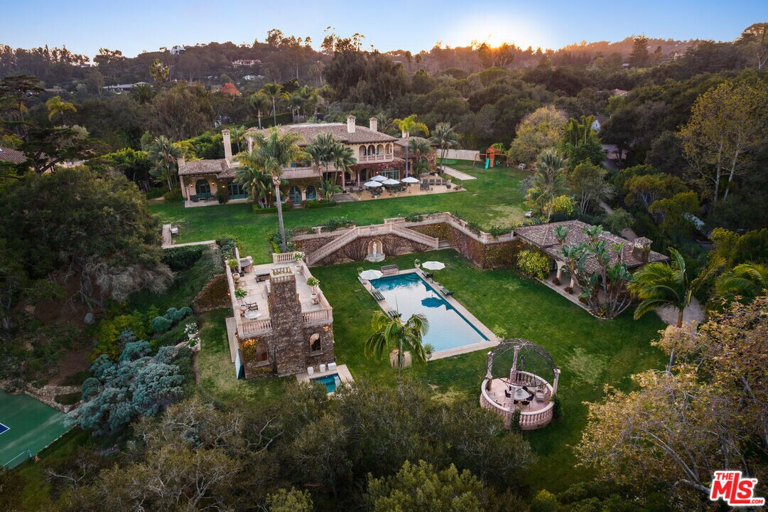 2733 Sycamore Canyon Rd in Montecito, CA - Building Photo