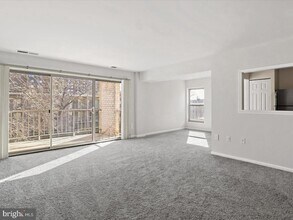 33 Canterbury Square, Unit 302 in Alexandria, VA - Building Photo - Building Photo