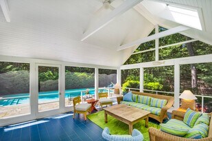 8 White Pine Rd in East Hampton, NY - Building Photo