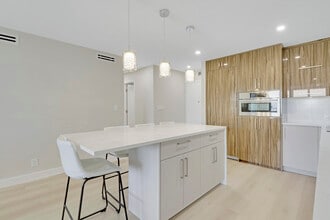 3540 S Ocean Blvd in South Palm Beach, FL - Foto de edificio - Building Photo