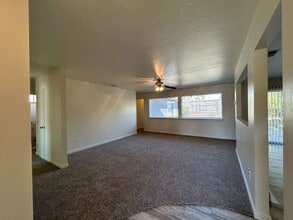 2213 N Cirby Way in Roseville, CA - Building Photo - Building Photo