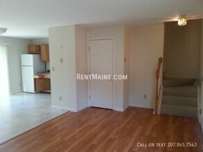 23 Patrick Dr in Hermon, ME - Foto de edificio - Building Photo