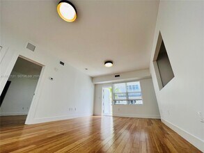 960 Bay Dr in Miami Beach, FL - Foto de edificio - Building Photo