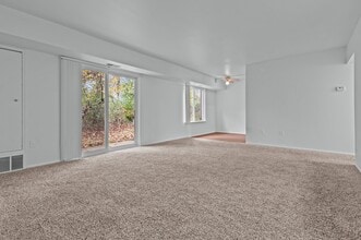 Six Trails Apartments - Saline, MI in Saline, MI - Foto de edificio - Building Photo