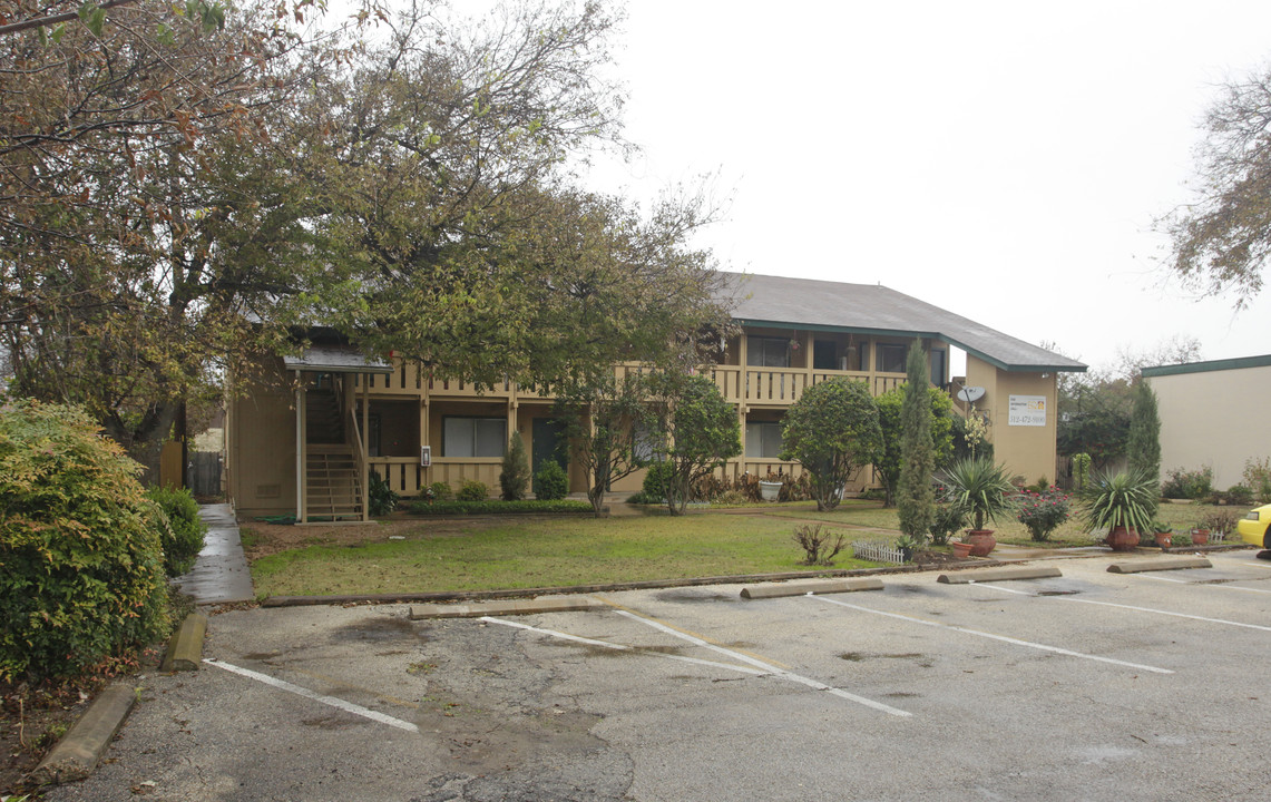 10810 Newmont Rd in Austin, TX - Building Photo