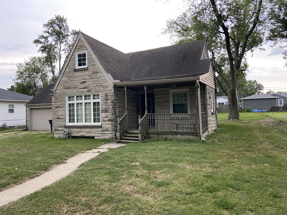 625 E South St in Crown Point, IN - Building Photo