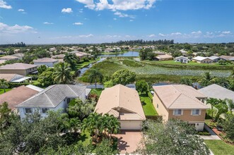 220 SW 203rd Ave in Pembroke Pines, FL - Foto de edificio - Building Photo