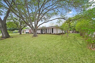 8302 Braeburn Valley Dr in Houston, TX - Building Photo - Building Photo