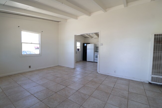 421 N Helena St in Ridgecrest, CA - Foto de edificio - Building Photo