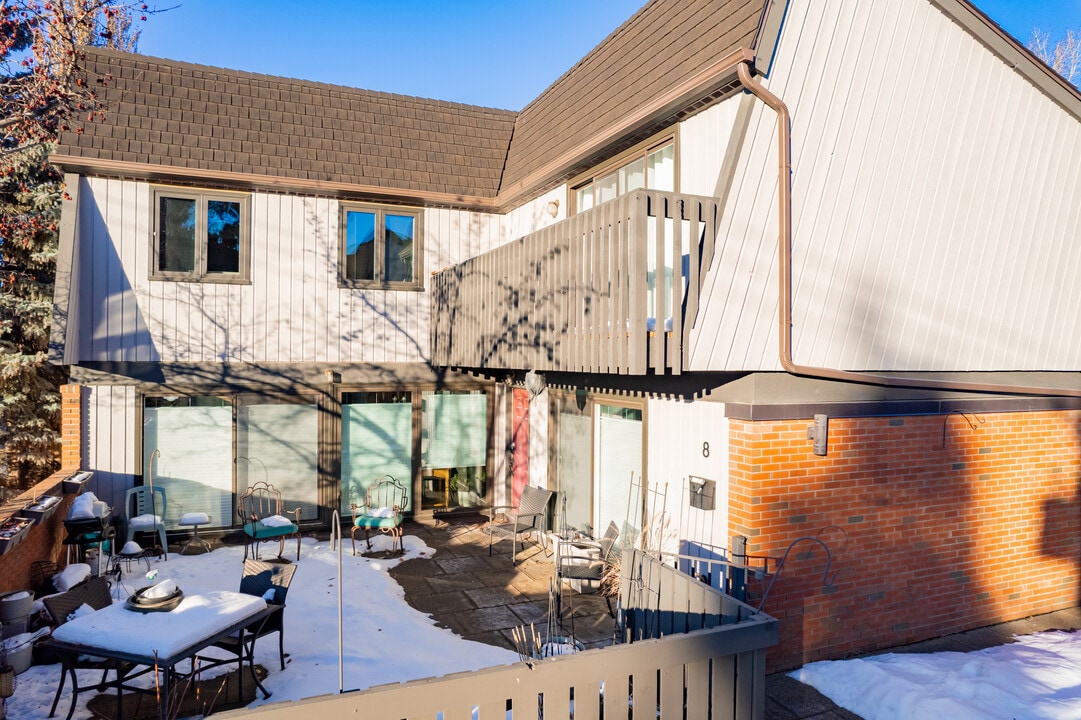1726 8 Av NW in Calgary, AB - Building Photo