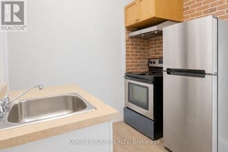 36 Oakridge Ave in St Catharines, ON - Building Photo - Building Photo