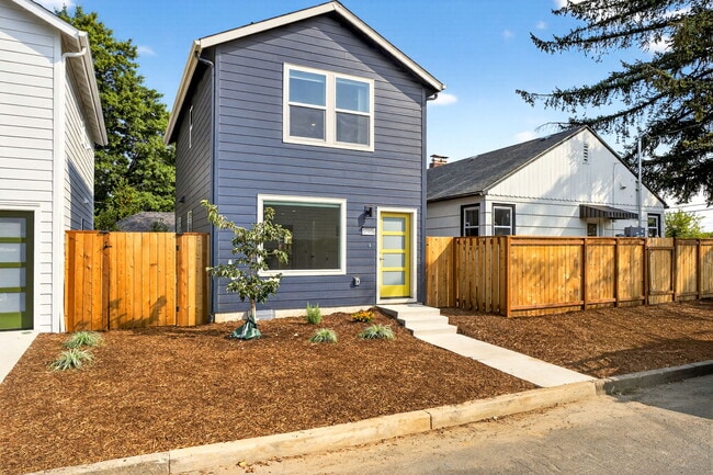 5705 NE Cesar E Chavez Blvd, Unit 5705 B in Portland, OR - Foto de edificio - Building Photo