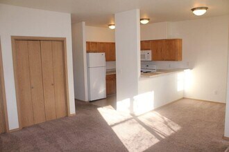 1990 SE Chokeberry Ave-Unit -Unit B in Warrenton, OR - Building Photo - Building Photo