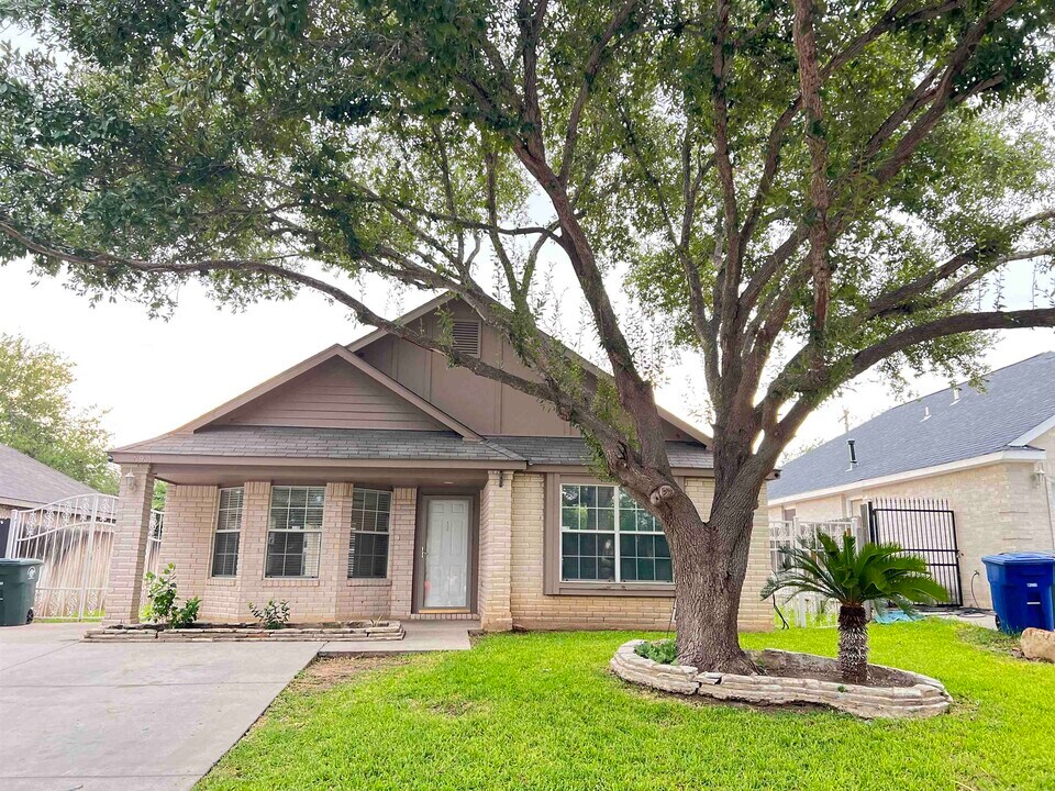 1931 Yukon Ln in Laredo, TX - Building Photo