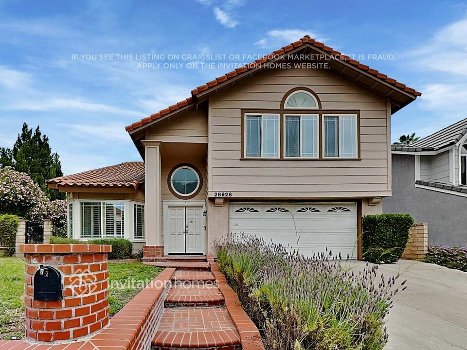 28928 Woodside Dr in Santa Clarita, CA - Building Photo
