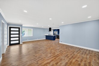 445 E Hoover Ave in Orange, CA - Building Photo - Building Photo