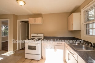 1801 Oakmont Dr NW in Atlanta, GA - Building Photo