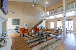 Sterling Bay Apartments in Baytown, TX - Building Photo