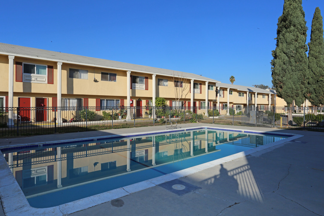 Virginia Square Townhomes in Pomona, CA - Foto de edificio