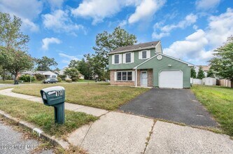 101 Bristlecone Dr in Howell, NJ - Building Photo - Building Photo