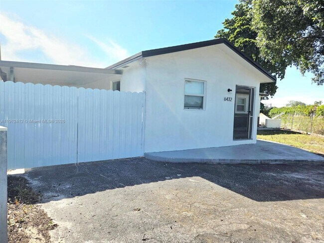 6432 Dewey St in Hollywood, FL - Building Photo - Building Photo