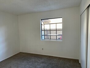 10438 Cozycroft Ave in Chatsworth, CA - Building Photo - Building Photo