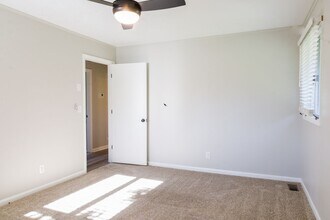 1010 Shamrock Dr in Jonesborough, TN - Building Photo - Building Photo