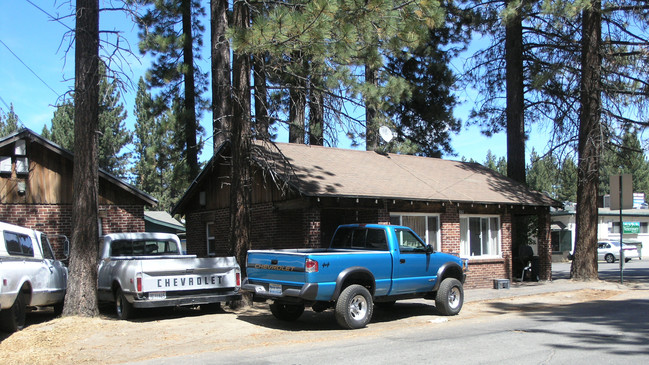 3092 Riverside Ave in South Lake Tahoe, CA - Foto de edificio - Building Photo