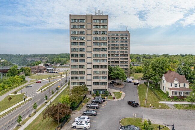 Henry E. Wrobel Towers in Niagara Falls, NY - Foto de edificio - Building Photo