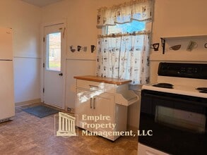 537 NE Winchester St in Roseburg, OR - Building Photo - Building Photo