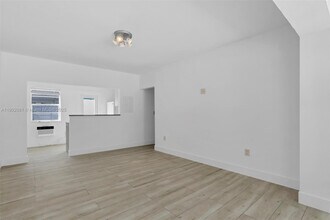 3061 Oak Ave in Miami, FL - Building Photo - Building Photo