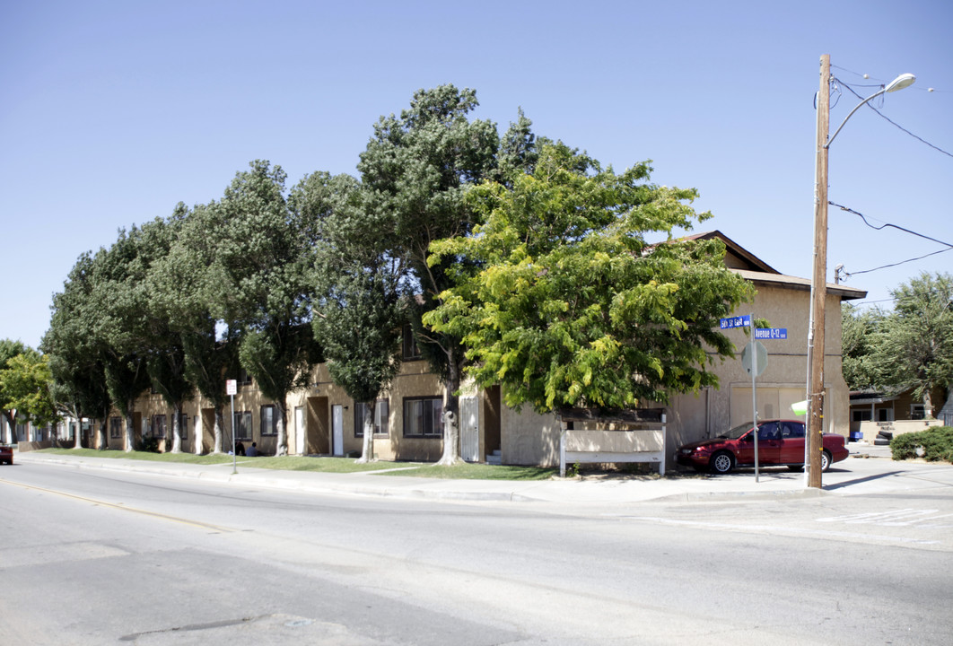 38210 5th St E in Palmdale, CA - Building Photo