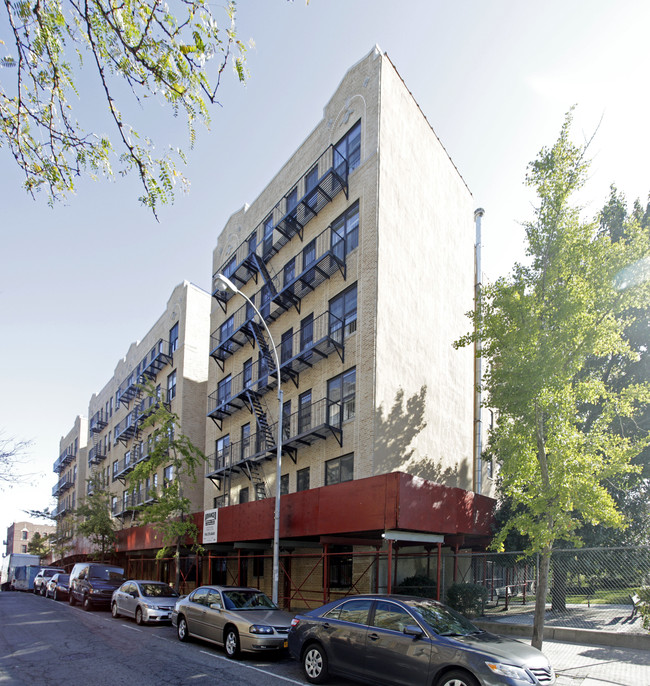 Bryant Mews Senior Residence in Bronx, NY - Foto de edificio - Building Photo