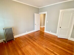 17 Warwick Rd, Unit 5 in Brookline, MA - Building Photo - Building Photo