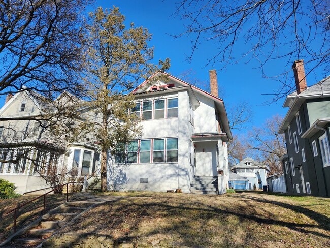 property at 682 S Chicago Ave