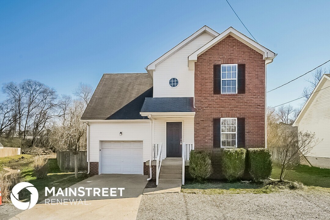 736 Stone Hedge Dr in Nashville, TN - Building Photo