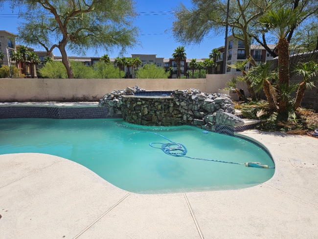 2648 N Ontario Dr in Las Vegas, NV - Foto de edificio - Building Photo
