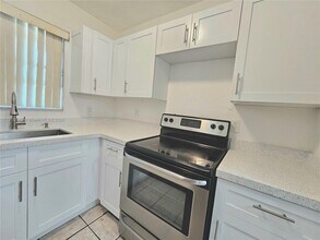 5820 SW 27th St in West Park, FL - Foto de edificio - Building Photo