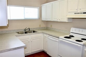 1000 Mallery St in St. Simons Island, GA - Foto de edificio - Building Photo