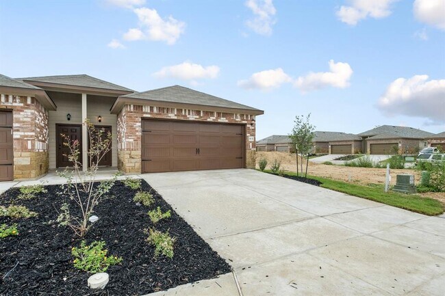 118 Samuel Dr in Mustang Ridge, TX - Building Photo - Building Photo