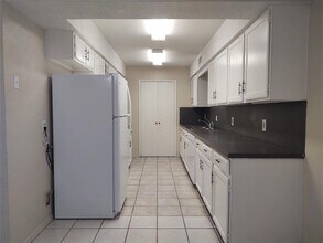 703 E Shady Grove Rd in Irving, TX - Foto de edificio - Building Photo