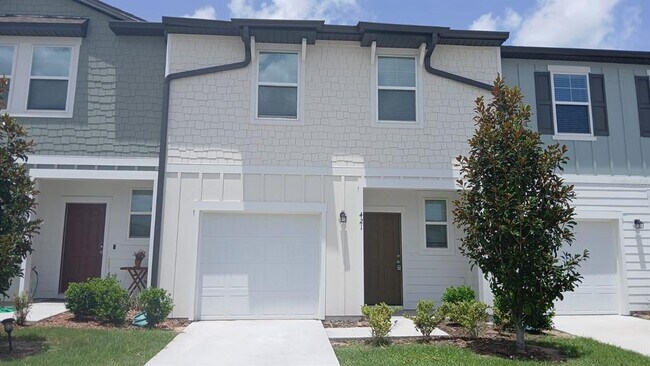 421 Madison Dr in Davenport, FL - Foto de edificio - Building Photo